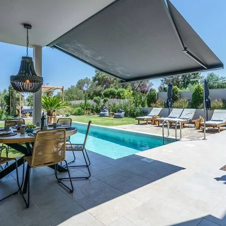 Modern Family Leba With Terrace View, Private Pool & Bbq Villa *